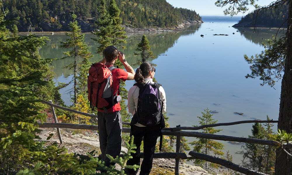 Personnes visitant un parc dans Charlevoix durant la semaine de la construction